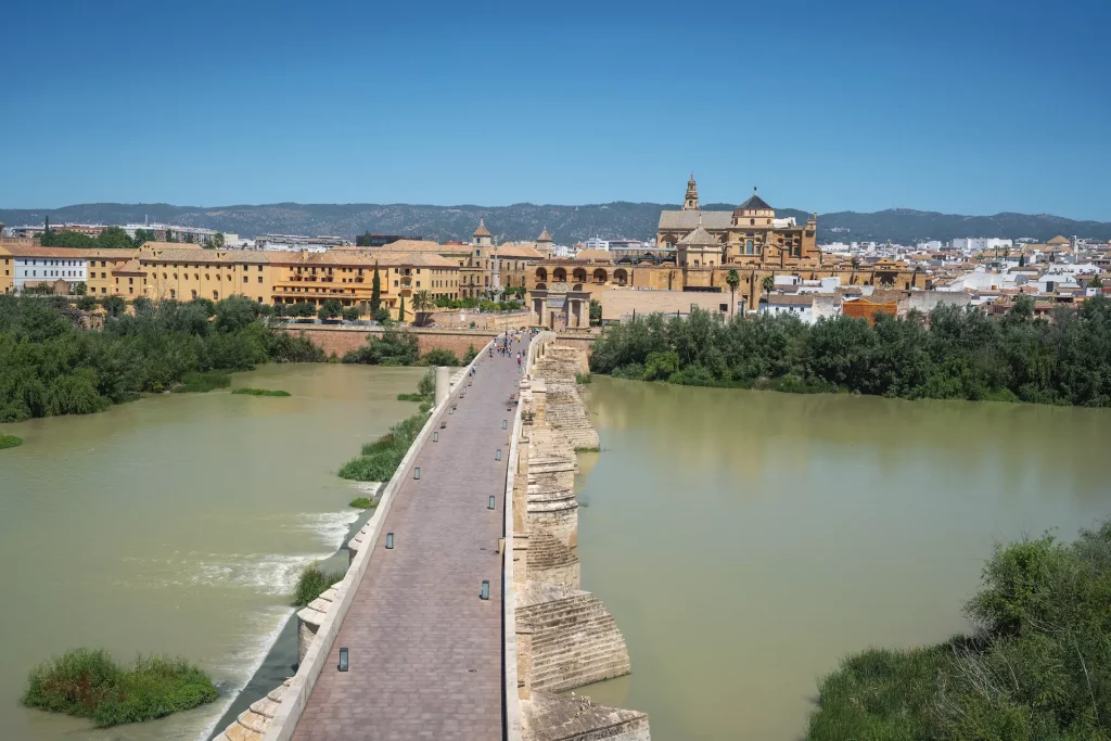 Excursión a Córdoba desde Sevilla: visita al Puente Romano y la Mezquita-Catedral, una de las joyas históricas de Andalucía.
