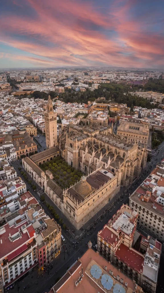 Tours en Sevilla: vista de la Catedral y la Giralda, Patrimonio de la Humanidad, una visita guiada imprescindible con nuestros guías expertos.