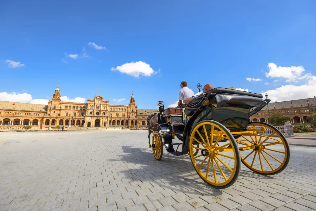 Tour en coche de caballos por Sevilla: paseo turístico por la Plaza de España y el Parque de María Luisa en Andalucía.