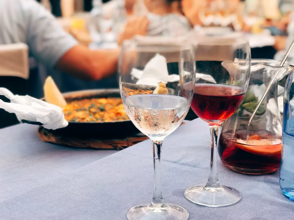 Gastronomía en Sevilla: platos y vino local en una terraza típica durante un tour culinario por Andalucía.