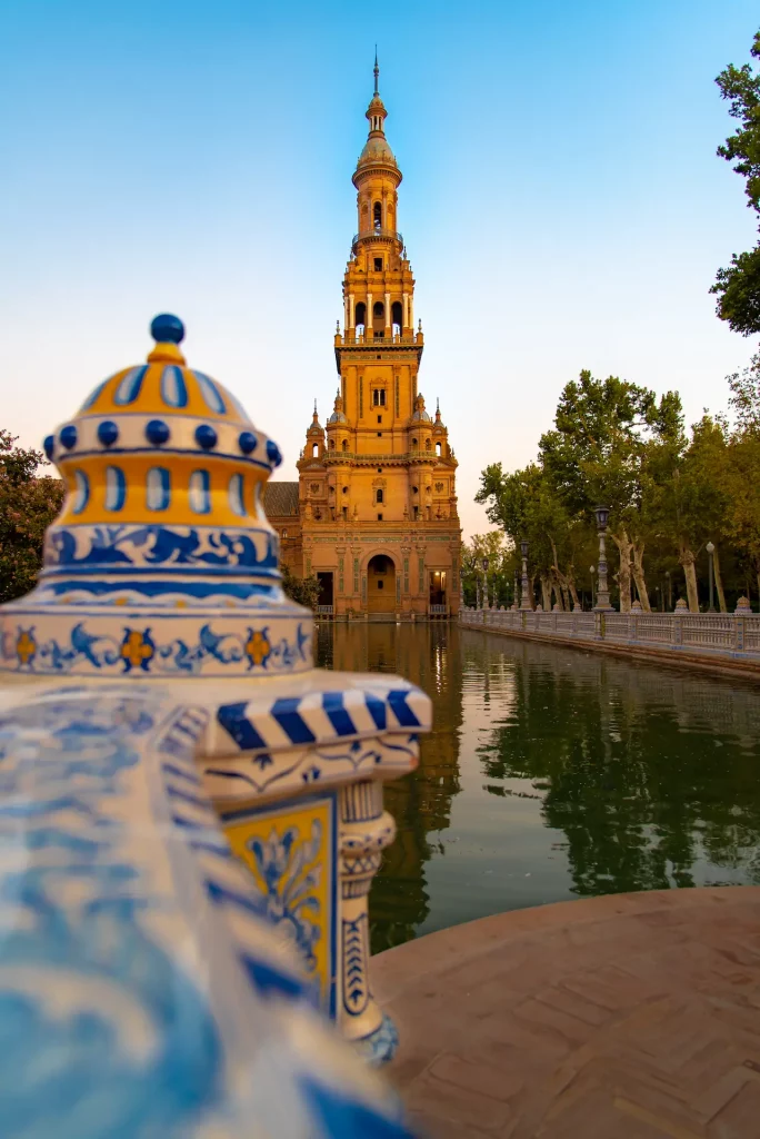 Arquitectura histórica de la Plaza de España en Sevilla, una parada imprescindible en nuestros tours guiados por Andalucía.