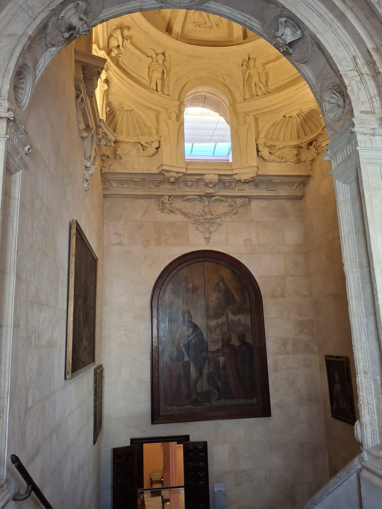 B&oacute;veda y arco interior del Ayuntamiento de Sevilla